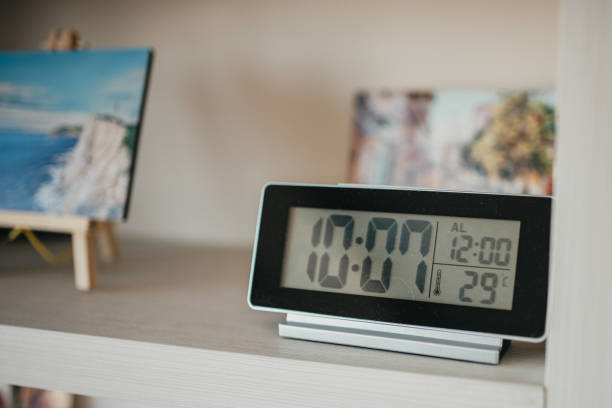 éteindre une photo de stock de réveil. - clock nobody decoration minute hand photos et images de collection