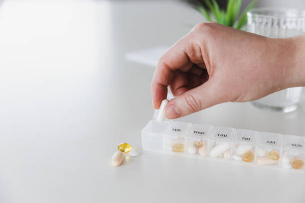 pudełko na pigułki medyczne z dawkami tabletek do codziennego przyjmowania leków z lekami, kapsułkami - one week old zdjęcia i obrazy z banku zdjęć