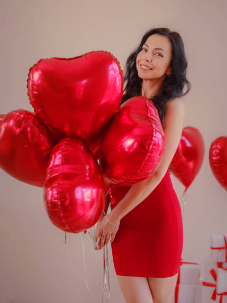 schöne glückliche junge frau, die den valentinstag feiert - model home house balloon sign stock-fotos und bilder