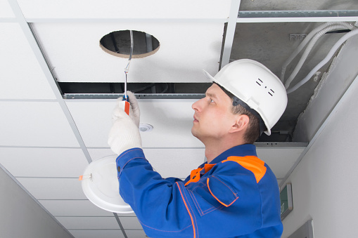 the foreman, for troubleshooting the lighting of false ceilings, checks the contacts of the lamp junction box