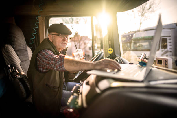 trucker in der fahrpause - computer manual worker truck driver truck stock-fotos und bilder