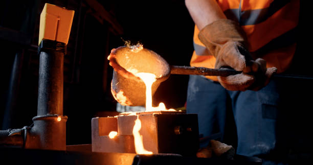 istock Man pouring steel into cast 1389470324