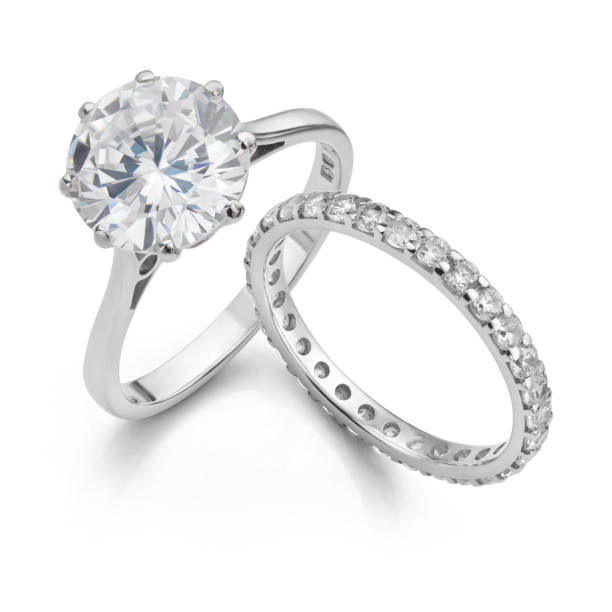silver diamond engagement ring and diamond wedding band - diamantring stockfoto's en -beelden