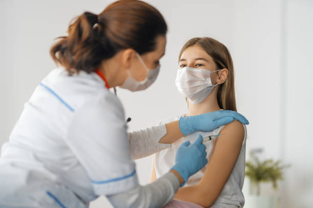 istock Doctor vaccinating child 1389482204
