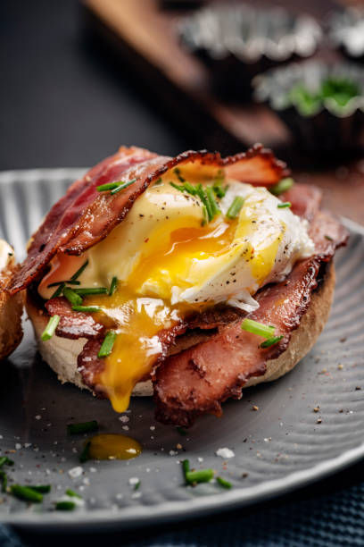 ovos benedict com bacon e molho hollandaise - hollandaise sauce fotos - fotografias e filmes do acervo