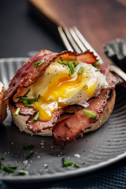 œufs bénédicte au bacon et sauce hollandaise - oeuf poché photos et images de collection