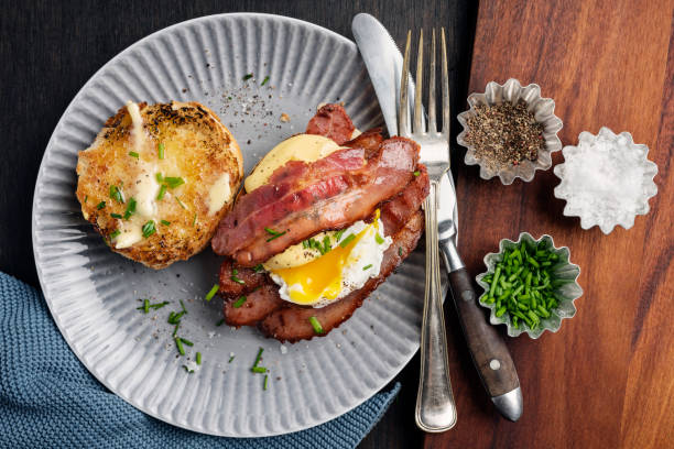 베이컨과 홀란데이즈 소스를 곁들인 달걀 베네딕트 스톡 사진