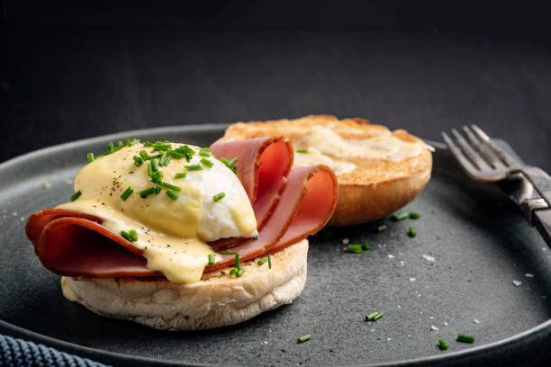 ovos benedict com presunto e molho hollandaise - hollandaise sauce fotos - fotografias e filmes do acervo