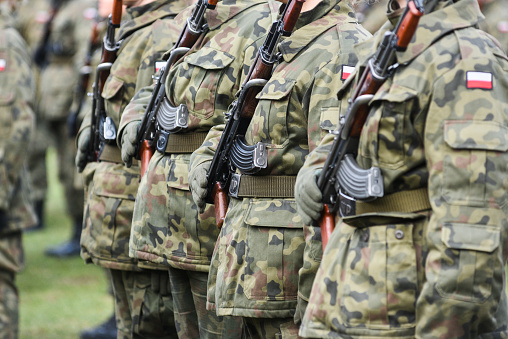 Ejército polaco con ametralladoras en uniforme de campo. photo