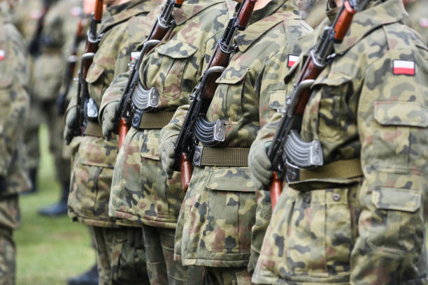 polish army with machine guns in field uniform. - polônia imagens e fotografias de stock