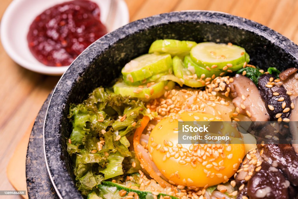 한국 전통 요리비빔밥 혼합 쌀 야채 포함 쇠고기와 계란 튀김 갈비-한국 음식에 대한 스톡 사진 및 기타 이미지 - 갈비-한국 ...