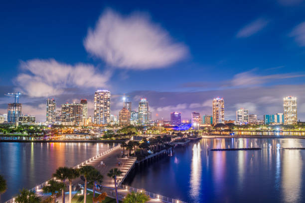 st. petersburg, florida, ee.uu. downtown city skyline desde el muelle - san petersburgo fotografías e imágenes de stock