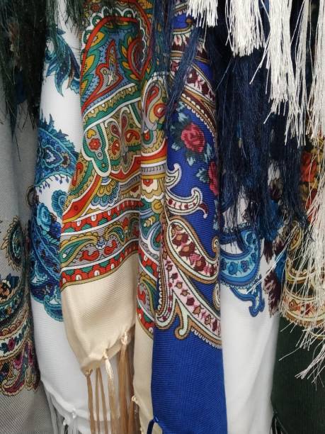 foulards colorés pour femmes - russian culture scarf textile shawl photos et images de collection
