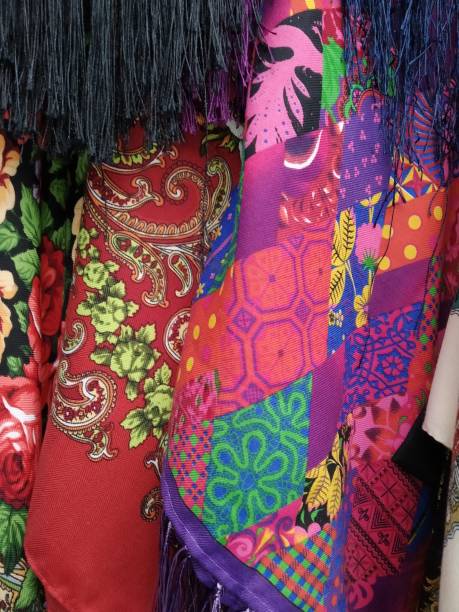 foulards à motifs - russian culture scarf textile shawl photos et images de collection