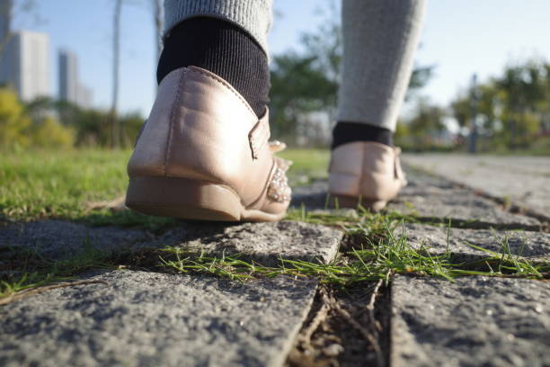 istock The girl sat on her father's back picking leaves 1389501940