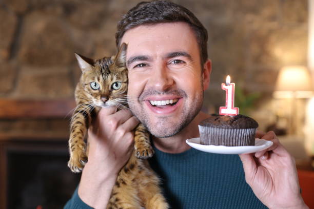 istock Man celebrating his cat´s birthday 1389505646