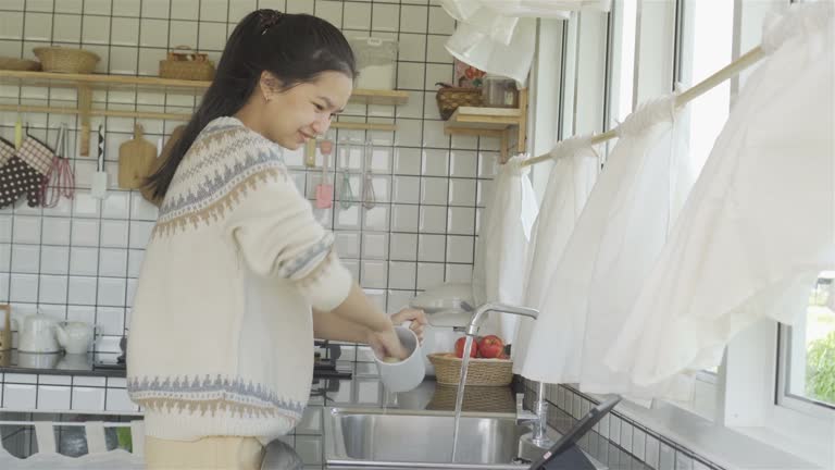 https://media.istockphoto.com/id/1389506093/video/woman-washing-dishes-in-the-sink-in-the-kitchen-at-home.jpg?s=640x640&k=20&c=HTpMZXvz2yhvEGgXGsidWQRyuBvz3XSM4oPg10TzwY8=