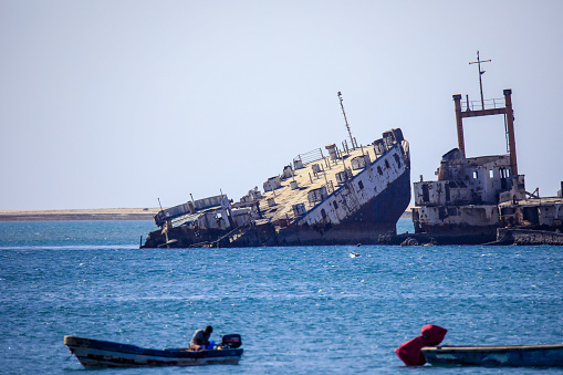 Barcos y barcos de pesca viejos, oxidados y coloridos en el puerto somalí de Berbera photo