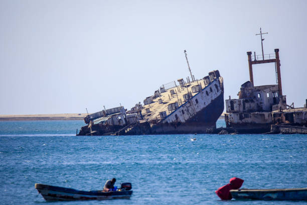 ソマリアのベルベラ港の古くて錆びたカラフルな漁船と船 - somaliland ストックフォトと画像