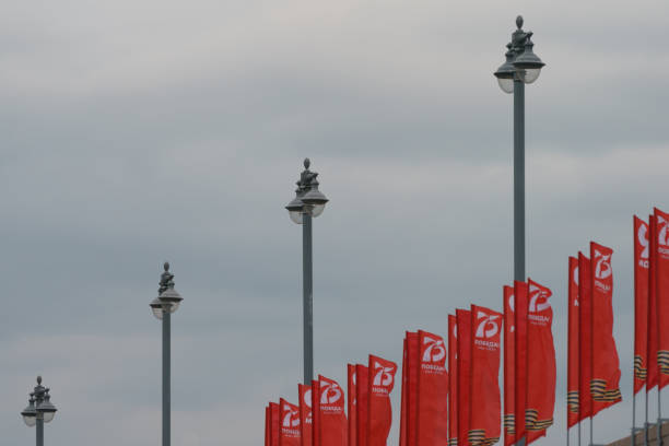 bandiere rosse sulla strada della città di mosca - st george flag architecture famous place foto e immagini stock
