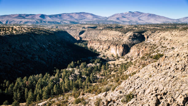 frijoles schlucht - bandelier national monument stock-fotos und bilder