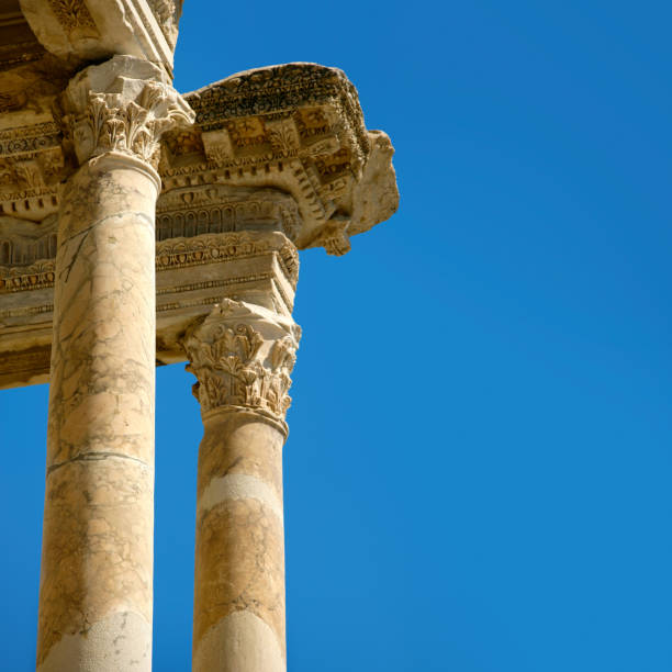 detalle de la columna arqueológica del exterior del edificio - ancient greece mediterranean turkey izmir turkey fotografías e imágenes de stock