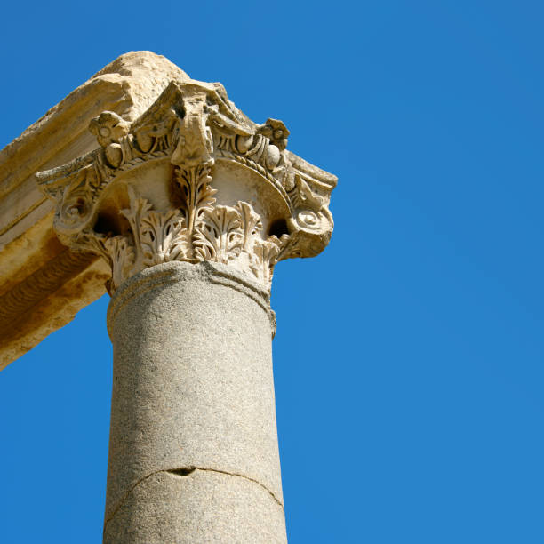 detalle de la columna arqueológica del exterior del edificio - ancient greece mediterranean turkey izmir turkey fotografías e imágenes de stock