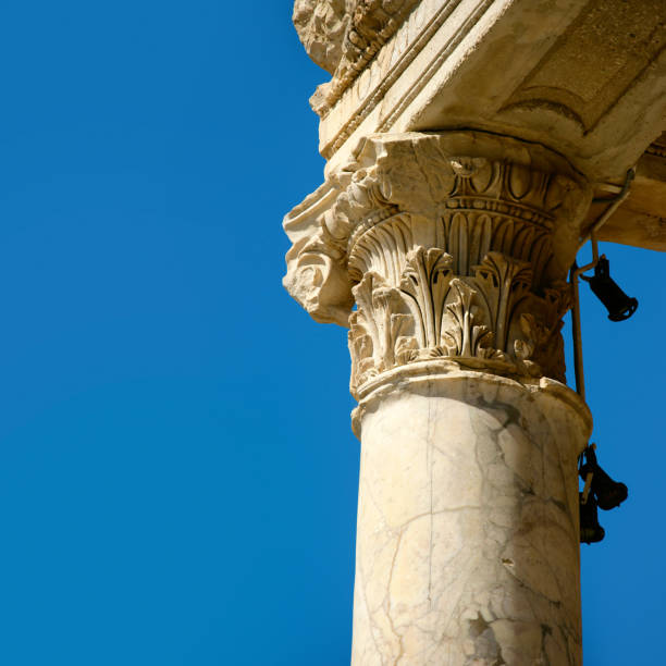 detalle de la columna arqueológica del exterior del edificio - ancient greece mediterranean turkey izmir turkey fotografías e imágenes de stock