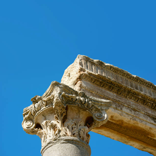 archaeological column detail from from building exterior - ancient greece mediterranean turkey izmir turkey imagens e fotografias de stock