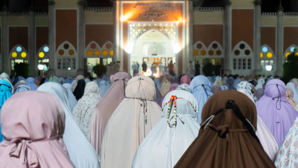 muslim women praying - islam praying mosque ramadan imagens e fotografias de stock