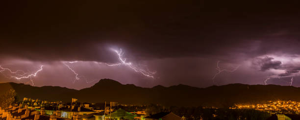 błyskawica w olot, la garrotxa, girona, hiszpania - lightning strike zdjęcia i obrazy z banku zdjęć