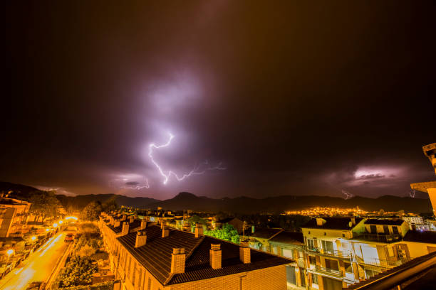 relâmpago em olot, la garrotxa, girona, espanha - lightning strike - fotografias e filmes do acervo