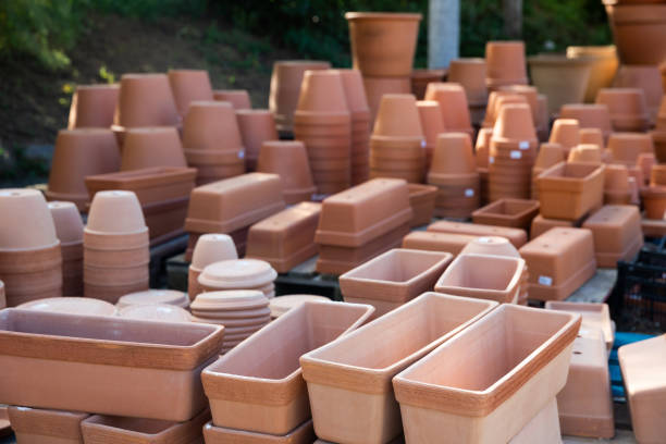 Flowerpots for sale on open market Clay pots of various shapes and sizes for flowers and garden plants for sale on open market terracotta color stock pictures, royalty-free photos & images