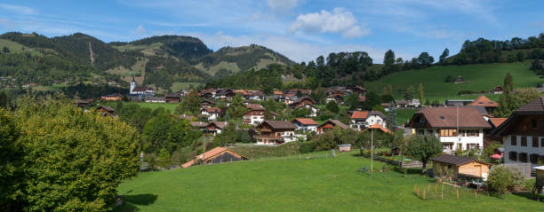 beau village de charmey en suisse - swiss cheese chalet town dairy product photos et images de collection