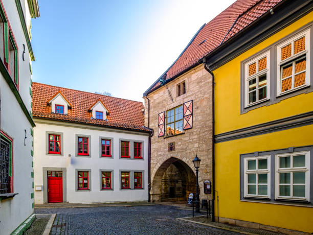 edifici storici nel centro storico di mühlhausen - mühlhausen foto e immagini stock