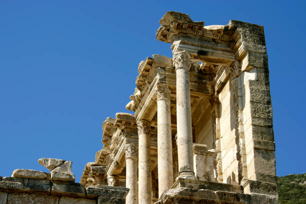 biblioteca celso en el sitio arqueológico de éfeso - ancient greece mediterranean turkey izmir turkey fotografías e imágenes de stock