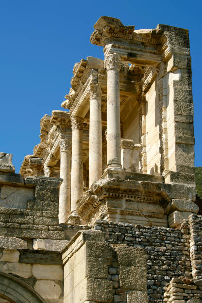 celsus library in archaeological site ephesus - ancient greece mediterranean turkey izmir turkey imagens e fotografias de stock