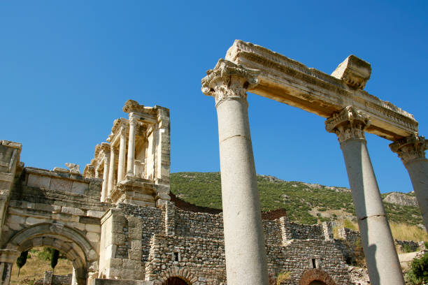 biblioteca celso en el sitio arqueológico de éfeso - ancient greece mediterranean turkey izmir turkey fotografías e imágenes de stock