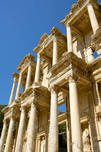 biblioteca celso en el sitio arqueológico de éfeso - ancient greece mediterranean turkey izmir turkey fotografías e imágenes de stock