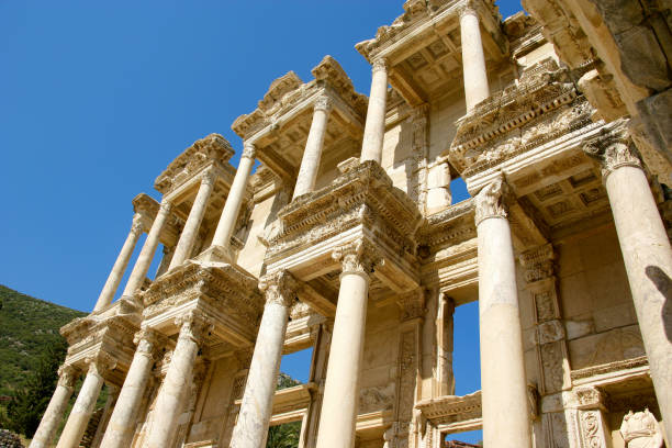 celsus library in archaeological site ephesus - ancient greece mediterranean turkey izmir turkey imagens e fotografias de stock