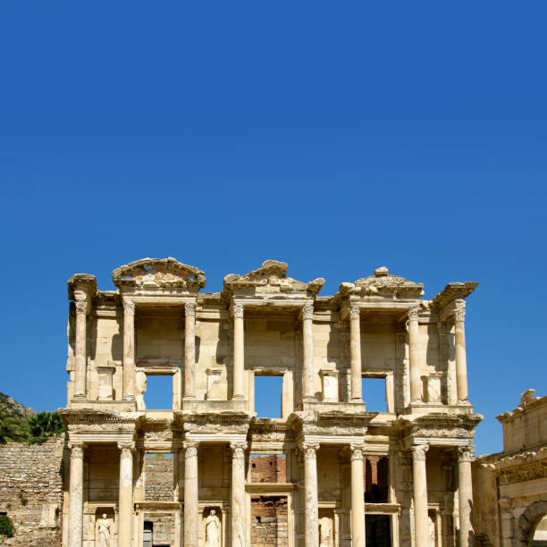 celsus library in archaeological site ephesus - ancient greece mediterranean turkey izmir turkey imagens e fotografias de stock