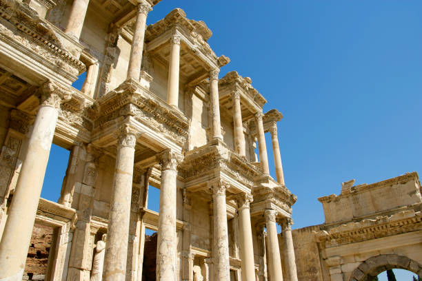 celsus library in archaeological site ephesus - ancient greece mediterranean turkey izmir turkey imagens e fotografias de stock