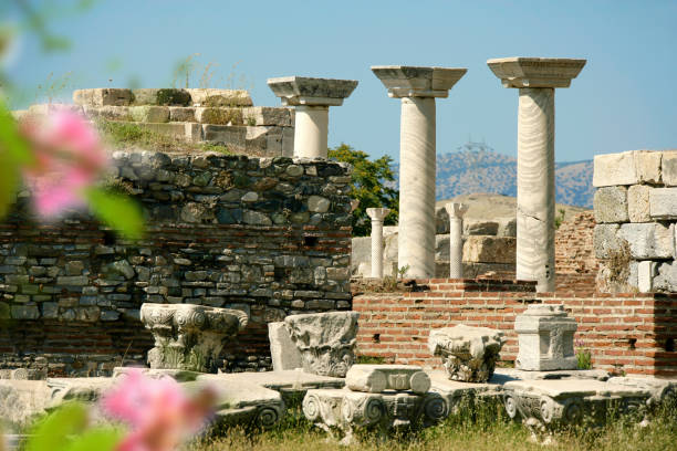 detalle arquitectónico de la columna antigua del sitio arqueológico en la turquía mediterránea - ancient greece mediterranean turkey izmir turkey fotografías e imágenes de stock