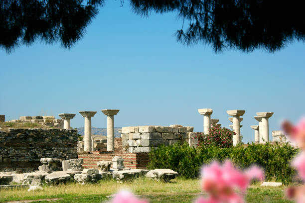 detalle arquitectónico de la columna antigua del sitio arqueológico en la turquía mediterránea - ancient greece mediterranean turkey izmir turkey fotografías e imágenes de stock