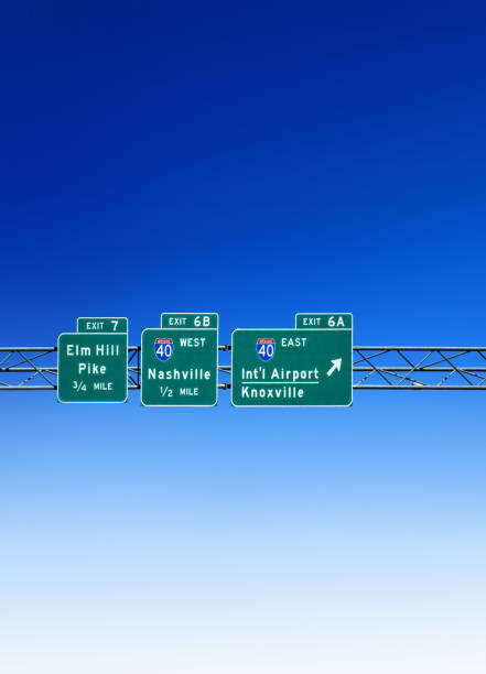 concept de voyage de panneaux de sortie d’autoroute directionnels au-dessus d’un ciel bleu ensoleillé - copy space road sign sky above photos et images de collection