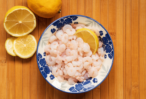 Fresh shrimp served with lemon