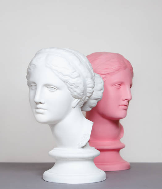 dee greche di colore bianco e rosa - statue greek culture sculpture white foto e immagini stock