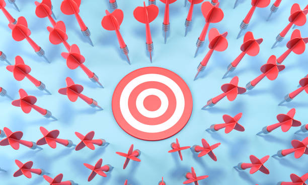dart pfeile fehlende target - marketing target bulls eye arrow stock-fotos und bilder