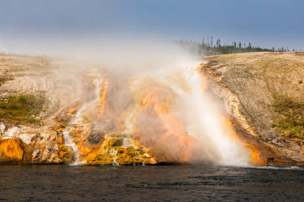 옐로스톤 국립공원의 파이어홀 강 미드웨이 간헐천 분지의 물 유출 - firehole river 뉴스 사진 이미지