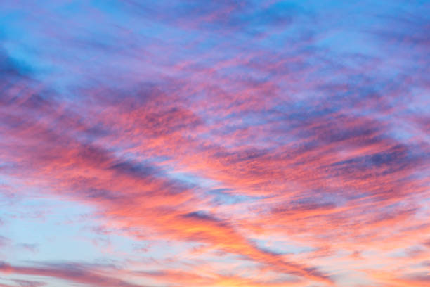 roter sonnenuntergang hintergrund - new mexico landscape sky ethereal stock-fotos und bilder